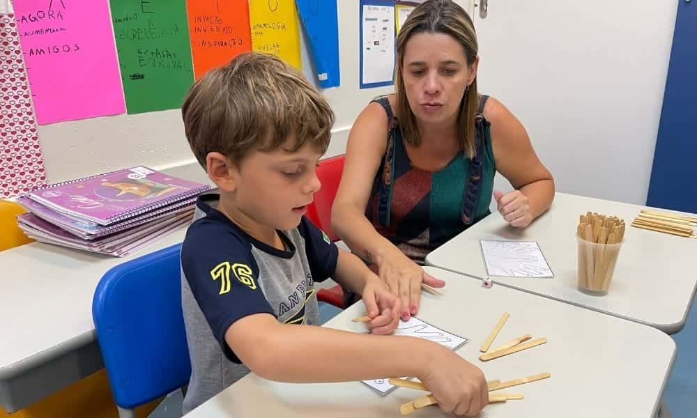 Ntxuva, o xadrez africano, ensina matemática de forma lúdica - Centro de  Referências em Educação Integral